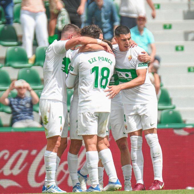 Los jugadores del Elche celebran el gol de Pere Milla