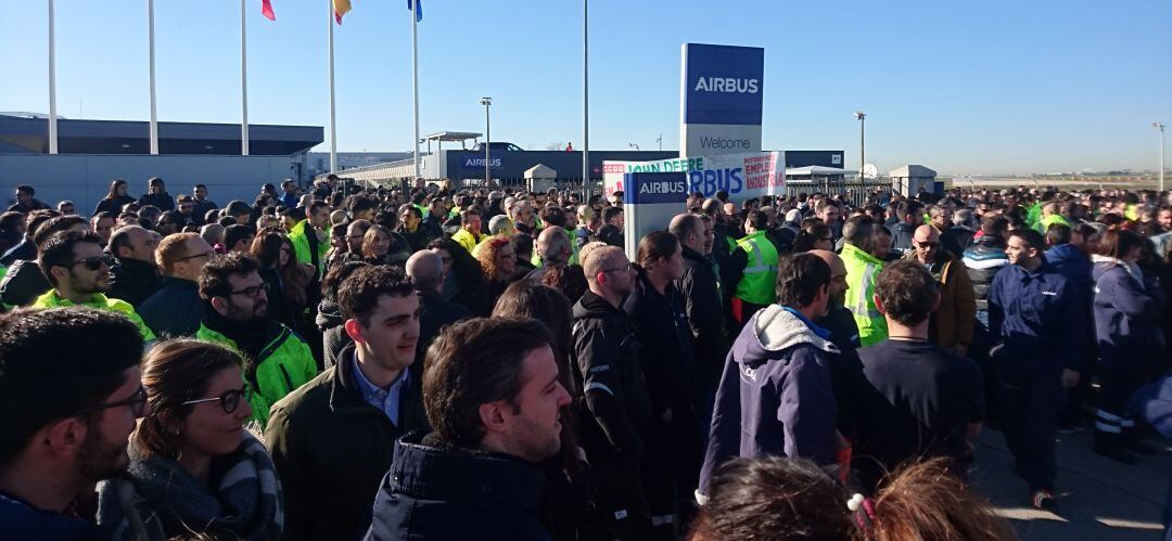 Trabajadores de Airbus concentrados ante la sede de Getafe protestando por los despidos recientemente anunciados.