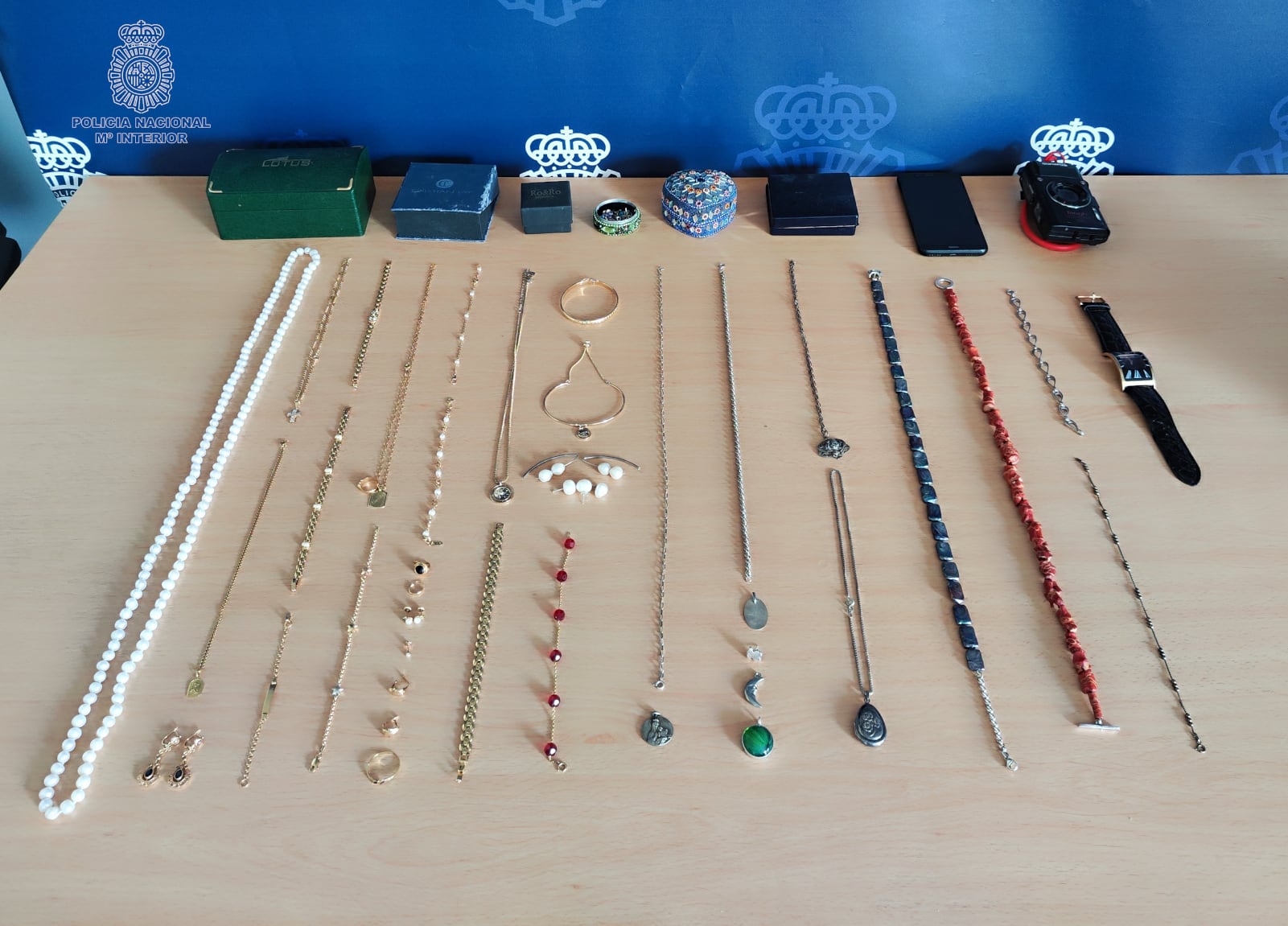 La Policía Nacional va recuperar les joies robades quan el ladre va entrar a casa.
