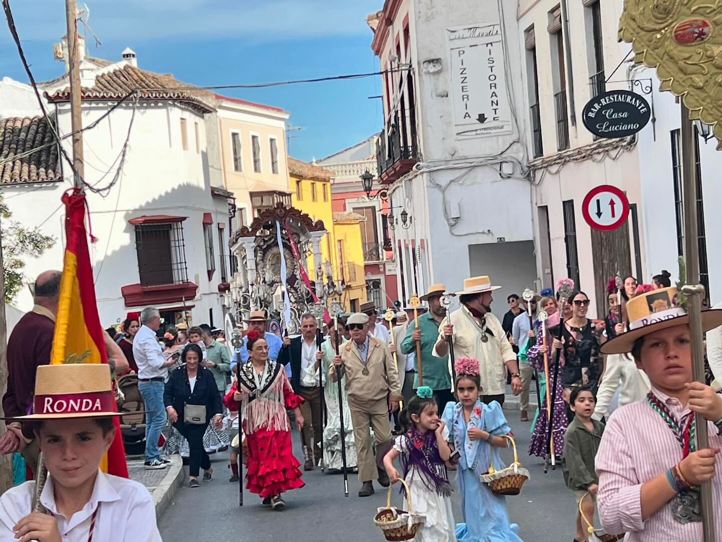 La Hermandad del Rocío en el inicio de su peregrinación hacia la aldea de Almonte