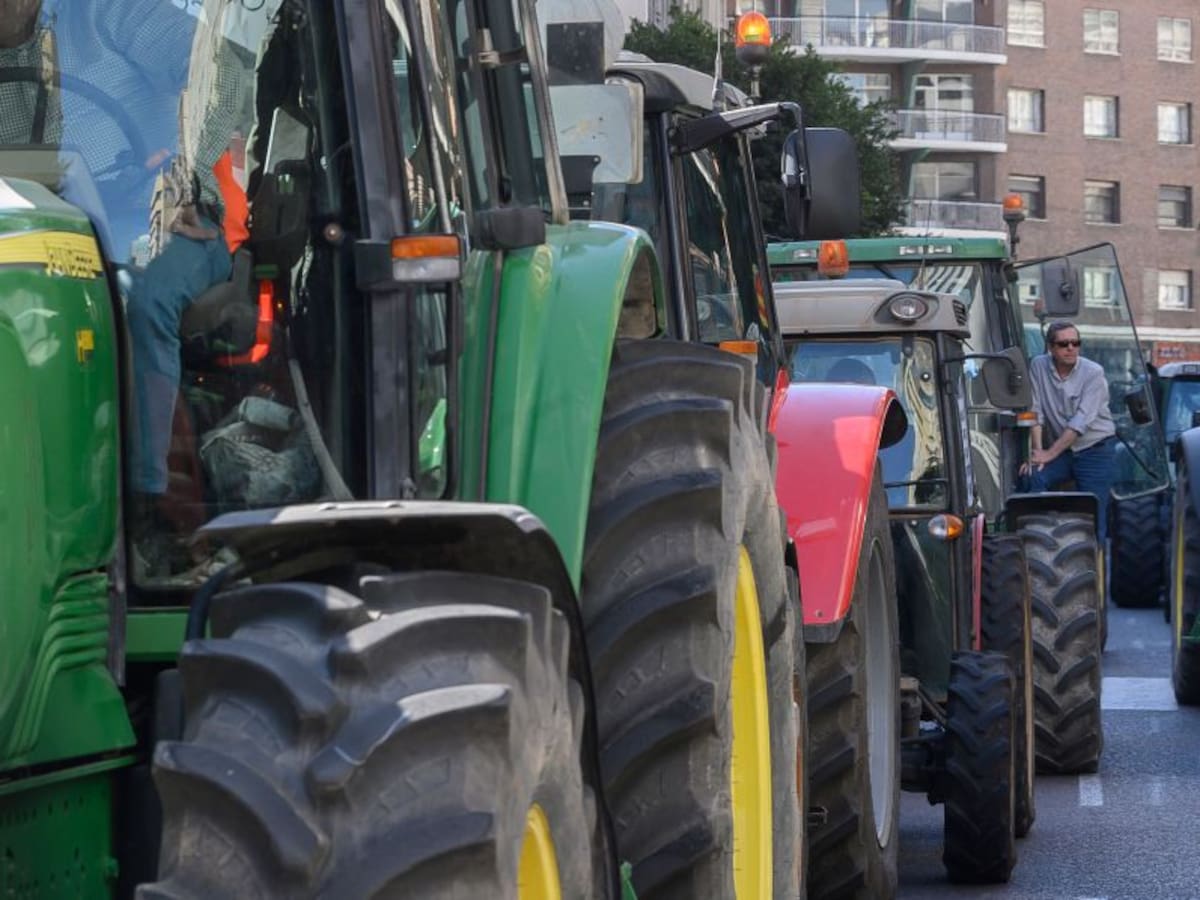 Autobuses y tractores para una manifestación que los agricultores esperan "multitudinaria"