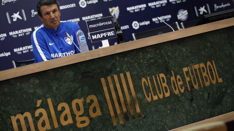 José González, atendiendo a los medios en La Rosaleda