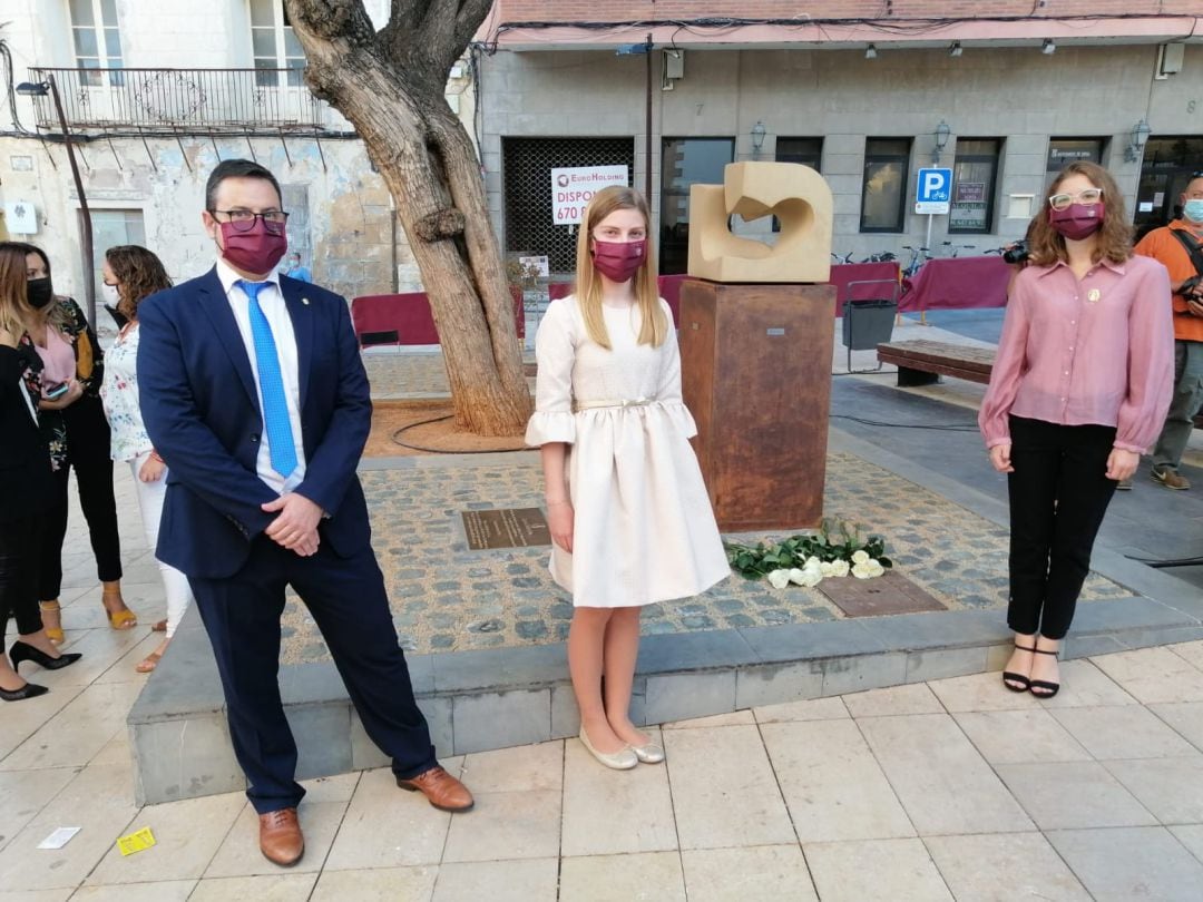 El presidente de la JLF y las Falleras Mayores de Dénia, en el acto central del 9 d&#039;Octubre.