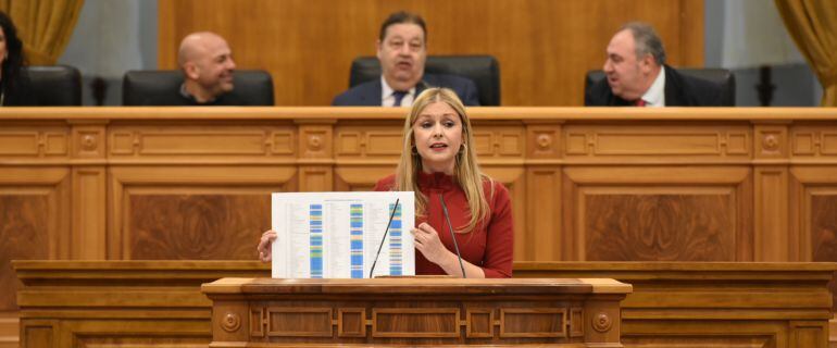 Elena de la Cruz, consejera de Fomento en el pleno de las Cortes