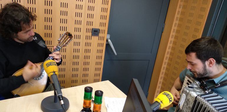 El grupo Fetén Fetén en los estudios de la Cadena SER