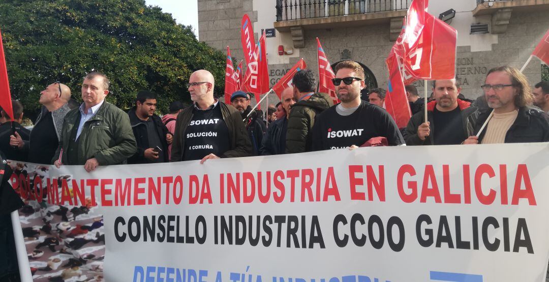 Delegados sindicales de CC.OO. frente a la Delegación del Gobierno