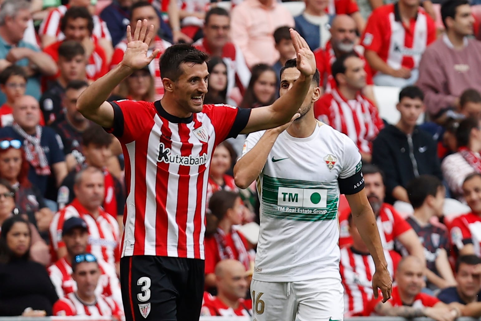 BILBAO, 28/05/2023.- El defensa del Athletic Club, Dani Vivian (i), y el centrocampista del Elche, Fidel Chaves, durante el encuentro correspondiente a la jornada 37 de Primera División disputado hoy domingo en el estadio de San Mamés, en Bilbao. EFE/Miguel Toña.
