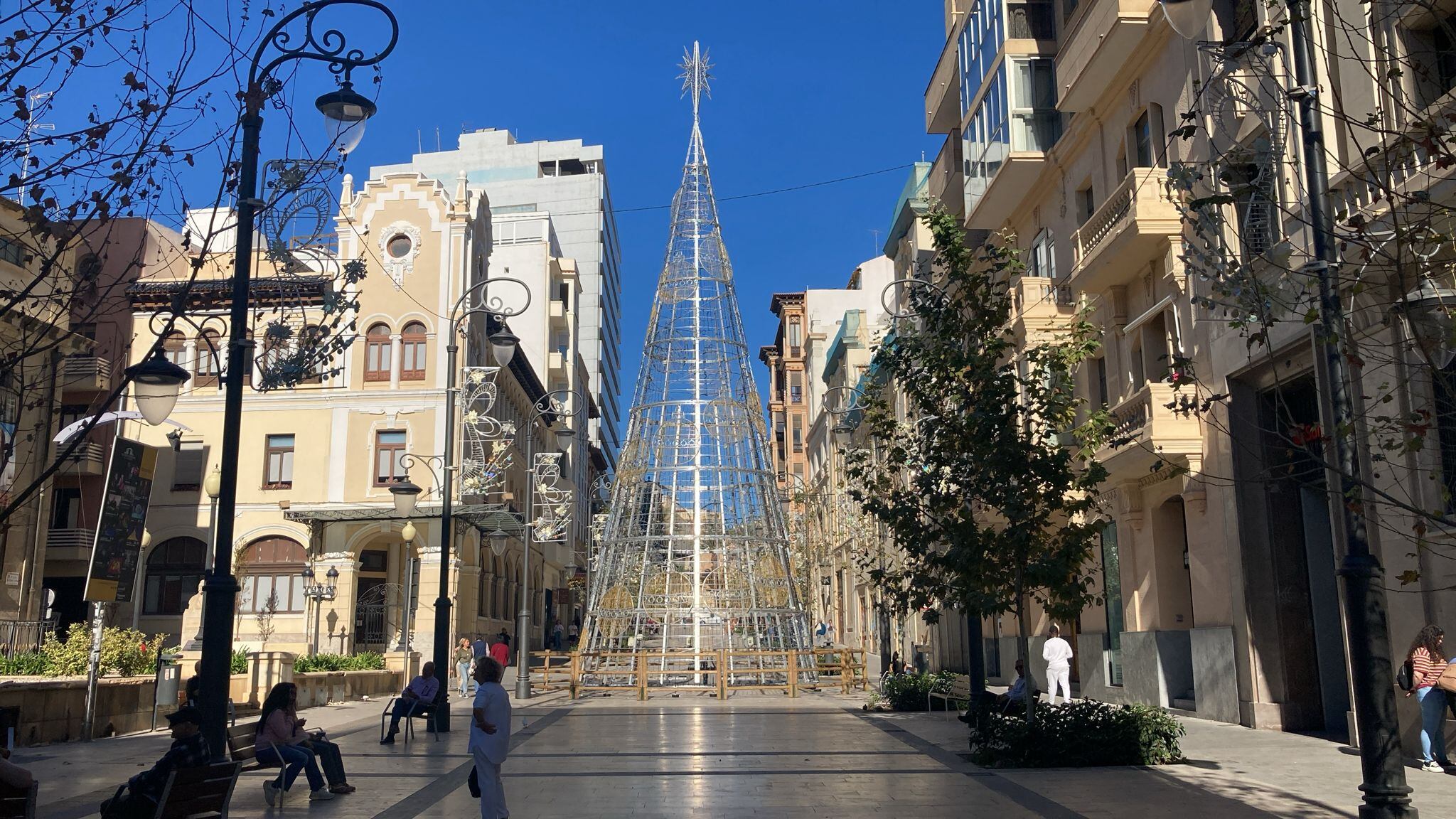 Instalación del árbol navideño de Alicante 2023 en la avenida de la Constitución