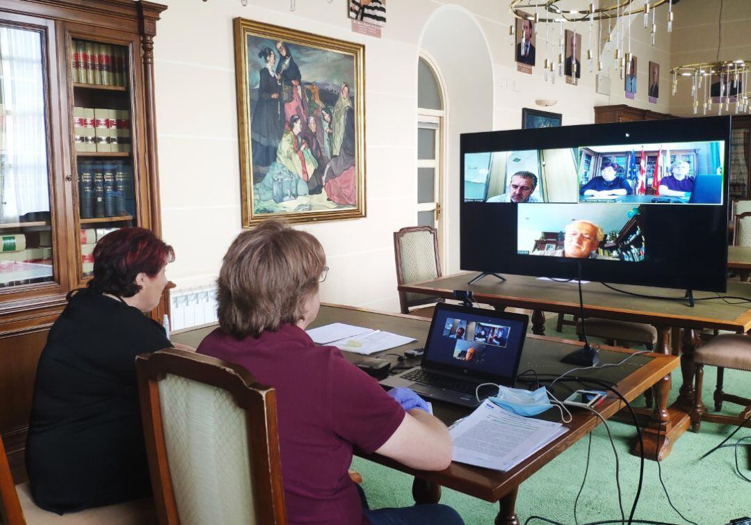 Clara Luquero y el concejal de empleo y desarrollo económico Jesús García Zamora durante la reunión virtual con los empresarios