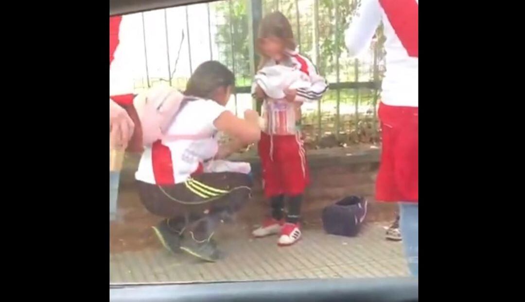 La mujer que trataba de introducir bengalas a la final de la Libertadores en el cuerpo de una niña ha sido detenida.