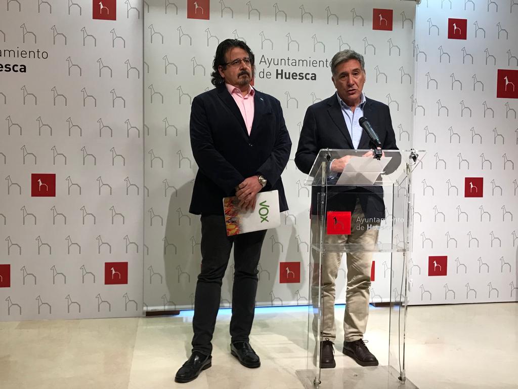 Ricardo Oliván junto a José Luis Rubió, escenificando el acuerdo de PP y Vox en los asuntos prioritarios para Huesca