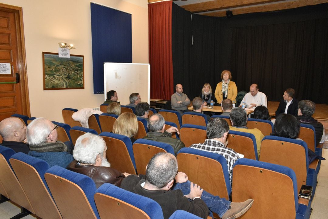 En la reunión celebrada en Ayllón han resultado elegidos para formar parte de la Dirección Permanente de este órgano por el Partido Judicial de Riaza, los Alcaldes de Villaverde de Montejo, Ricardo Hernando, y Moral de Hornuez, Alejandro de la Hoz; las Alcaldesas de Ayllón, María Jesús Sanz, y Riofrío de Riaza, María del Pilar Vallecillo; y el portavoz en Fresno de Cantespino, Carlos van Oosterzee