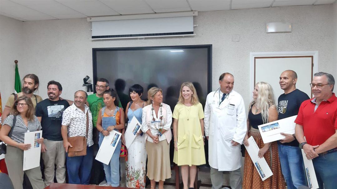 Personal del Hospital Universitario Puerta del Mar, junto a la delegada de la Junta en Cádiz, Ana Mestre, la delegada territorial de Salud, Isabel Paredes y el gerente del hospital, Sebastián Quintero, en la inauguración de la reforma