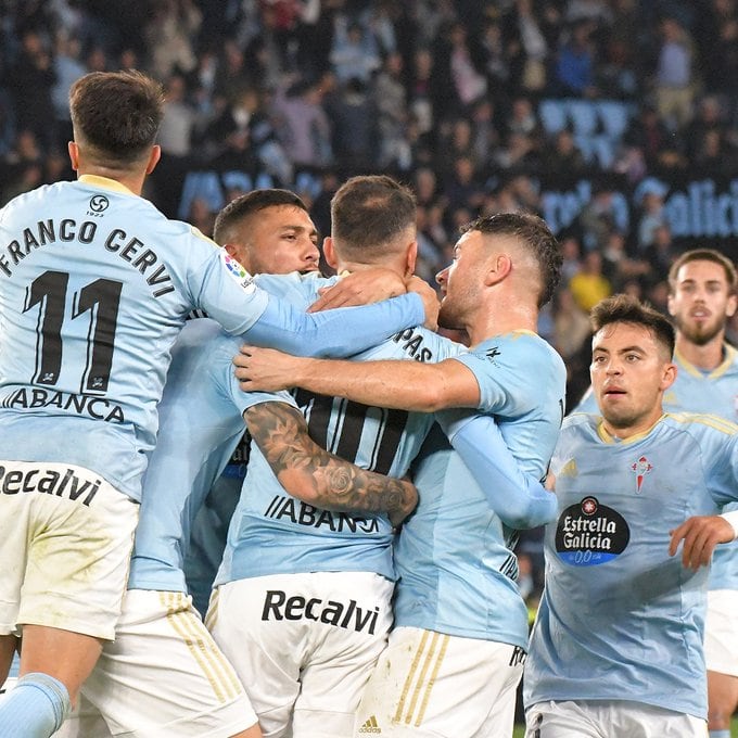 Futbolistas del Celta celebran un gol de Iago Aspas