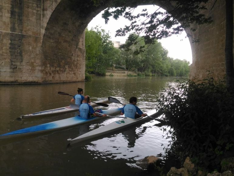 Miembros de Espeleoduero atraviesan el cauce del río bajo el puente de Aranda