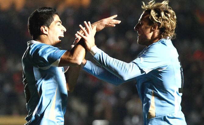 El jugador uruguayo celebra con el delantero del Atlético el gol marcado en la Copa América ante Perú