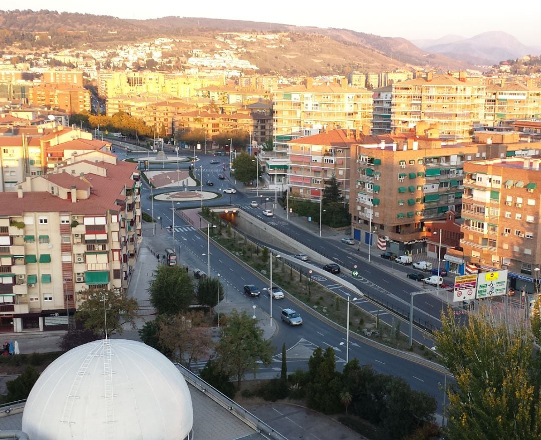 Foto de archivo de una panorámica de la ciudad de Granada desde la torre del Parque de las Ciencias con vehículos en la Avenida Fernando de los Ríos