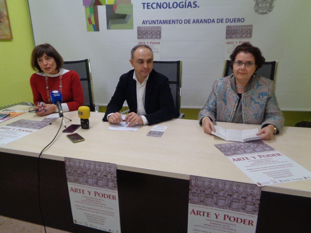 De izq a dcha, Pilar ROdríguez de las Heras, de la BIbliteca Municipal, Emilio Berzosa y María José Zaparaín