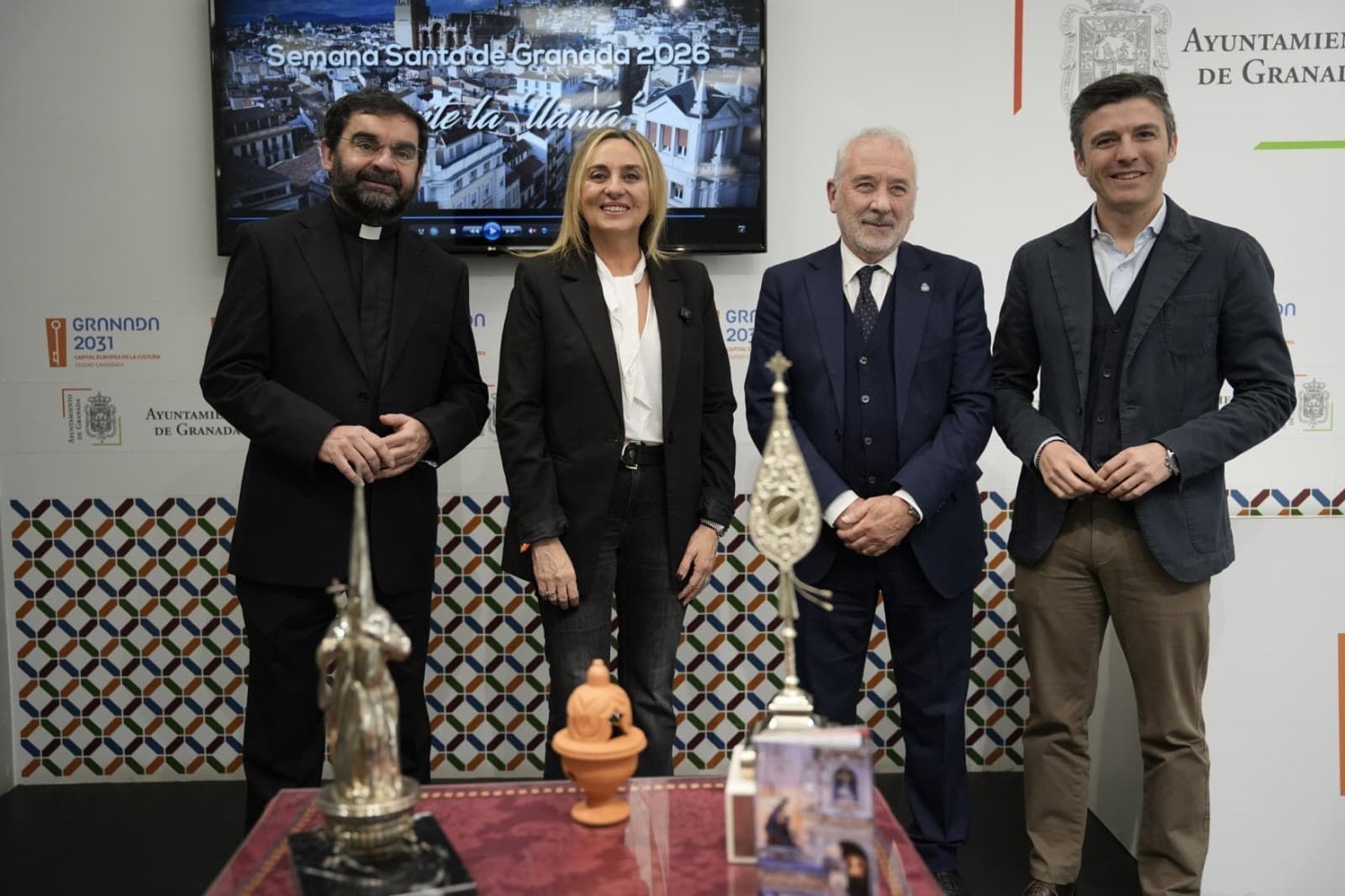 La alcaldesa, Marifrán Carazo; el concejal de Cultura, Jorge Saavedra; el presidente de la Real Federación de Hermandades y Cofradías de Semana Santa de Granada, Armando Ortiz; y el deán de la Catedral de Granada, Eduardo García.