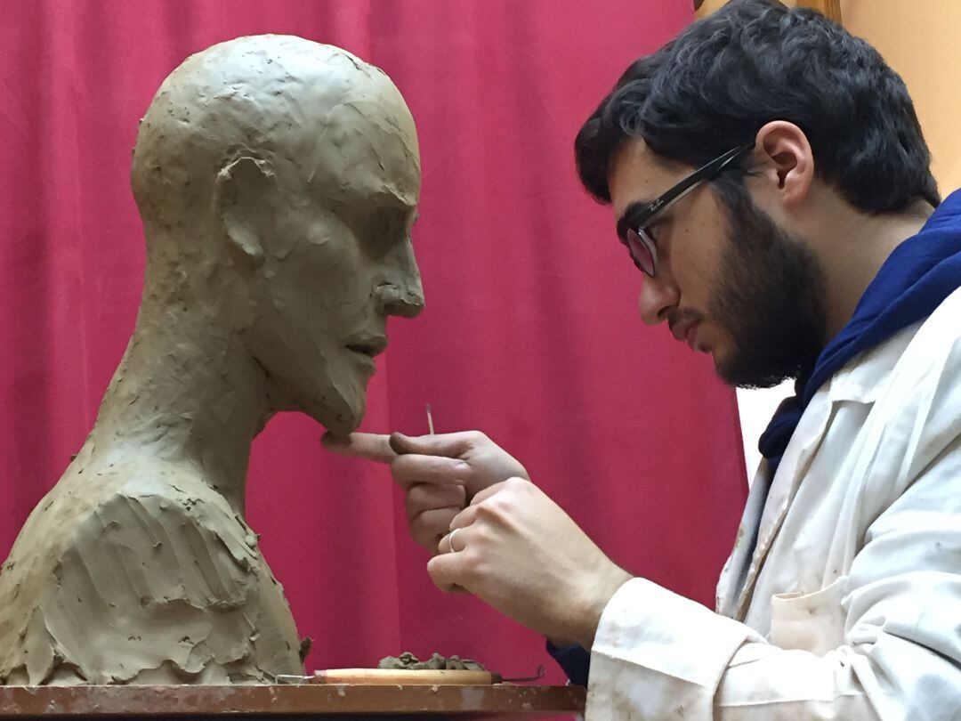 El imaginero Ángel Arroyo trabajando en su taller