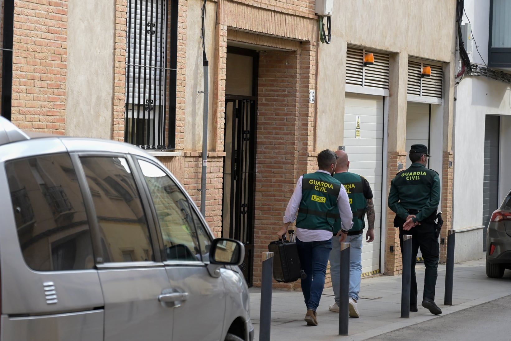 La Guardia Civil está registrando este jueves por la tarde el domicilio del detenido Antonio C.V. en Manzanares (Ciudad Real), para buscar más pruebas que puedan ayudar a esclarecer la muerte del empresario Juan Miguel Isla, cuyos restos se han encontrado en un pozo de una finca de Valdepeñas (Ciudad Real)