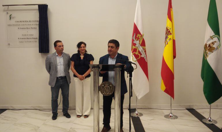 Reyes inaugurando la Casa Municipal de la Cultura