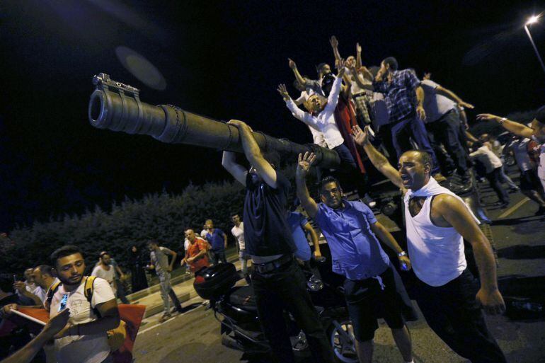 Un grupo de civiles subidos a un tanque en el aeropuerto de Ataturk