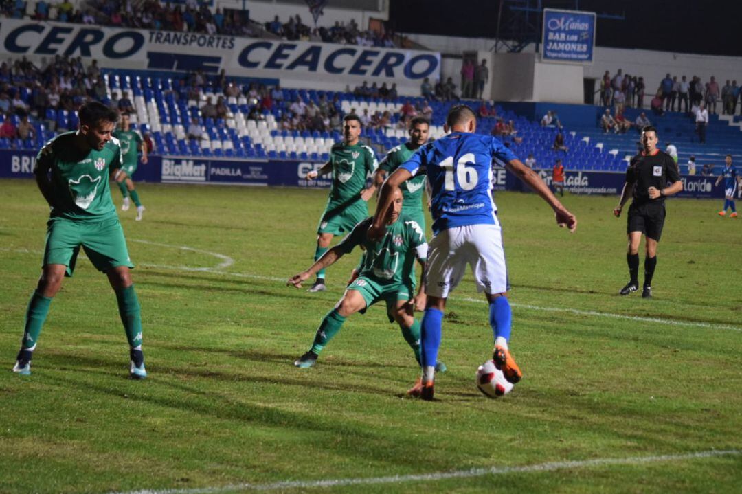 Lance del partido disputado en Linarejos entre el Linares y el Vélez