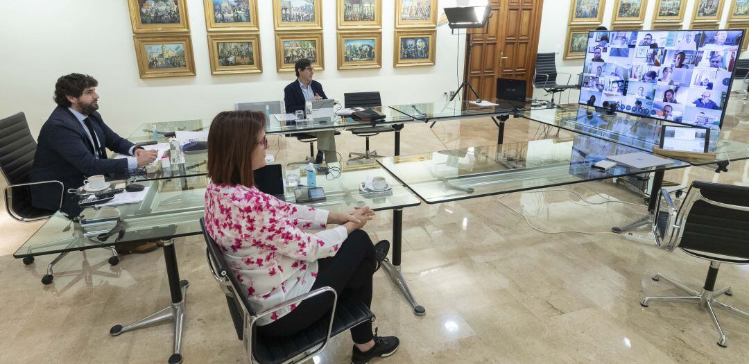 López Miras, Villegas y Franco durante el encuentro por vía telemática con los alcaldes de los 45 municipios para coordinar todas las actuaciones relacionadas con el COVID-19.