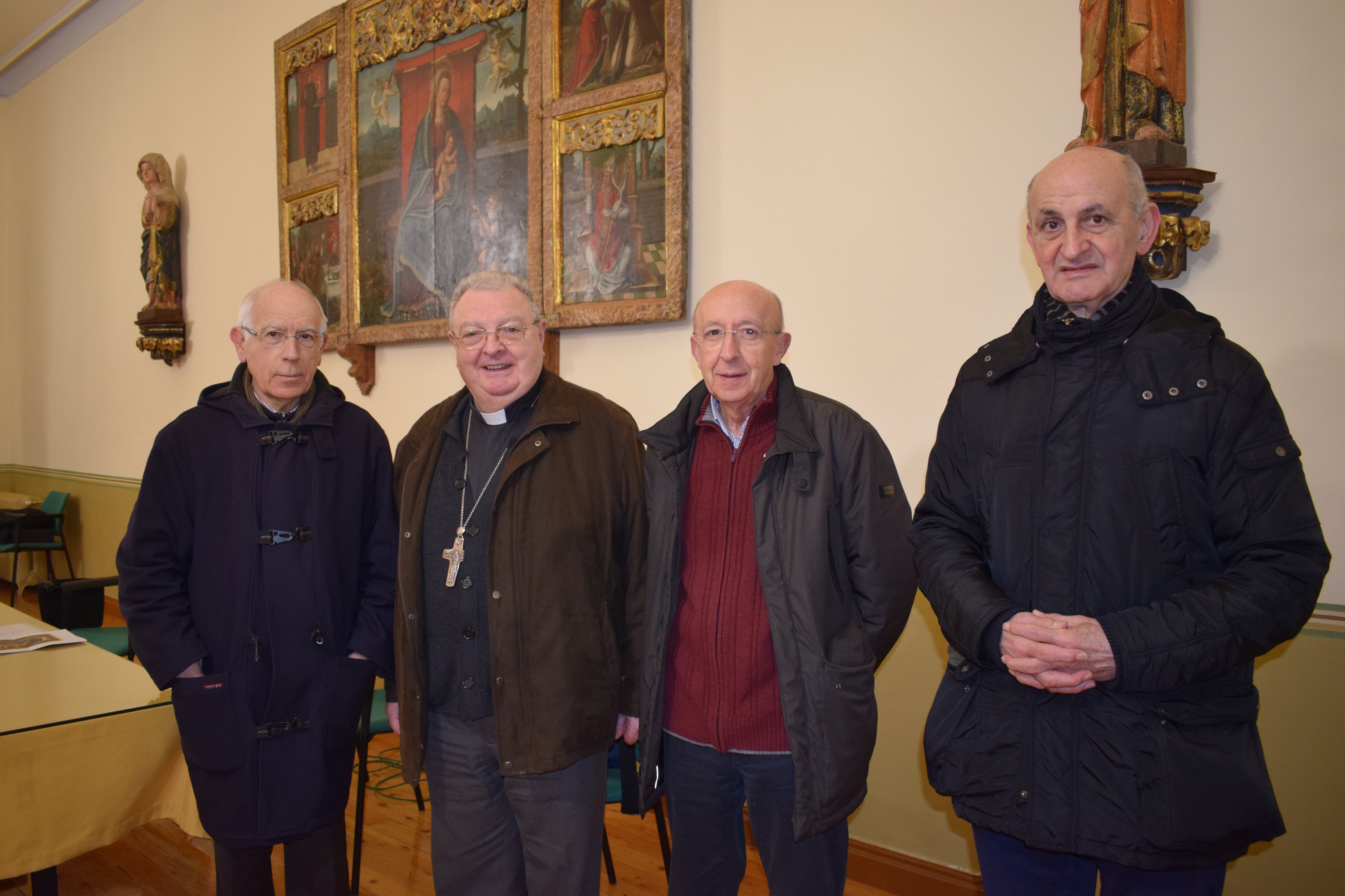 Los dos canónigos acompañados del Obispo de la Diócesis, segundo por la izquierda, además del Deán de la Catedral, a la derecha