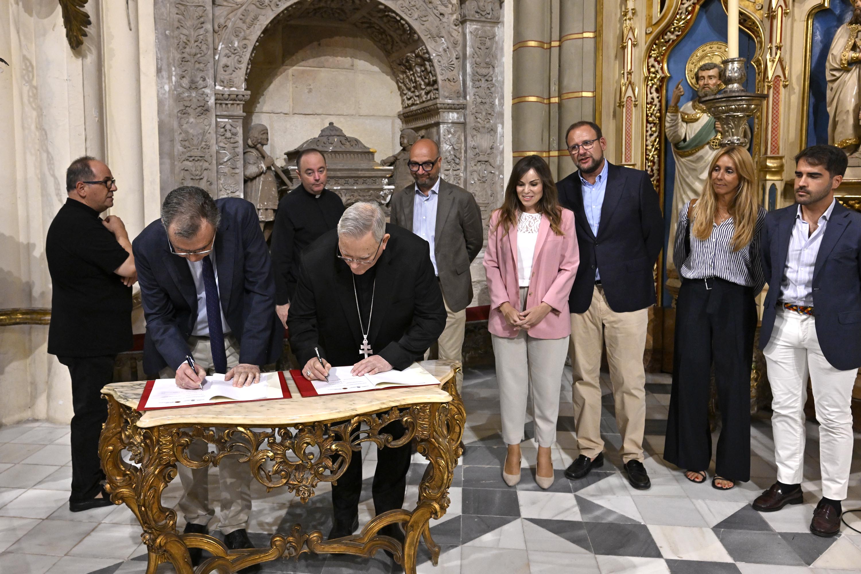 El alcalde de Murcia, José Ballesta, y el Obispo de la Diócesis de Cartagena, José Manuel Lorca, firman un convenio de colaboración para la restauración del sepulcro de Alfonso X El Sabio