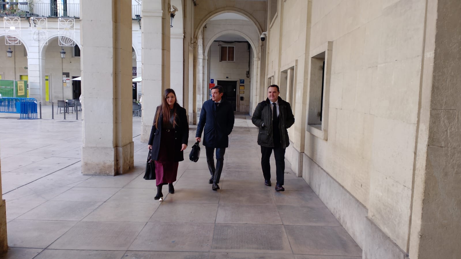 El presidente del Hércules, Carlos Parodi, entrando a la Audiencia Provincial acompañado de sus abogados