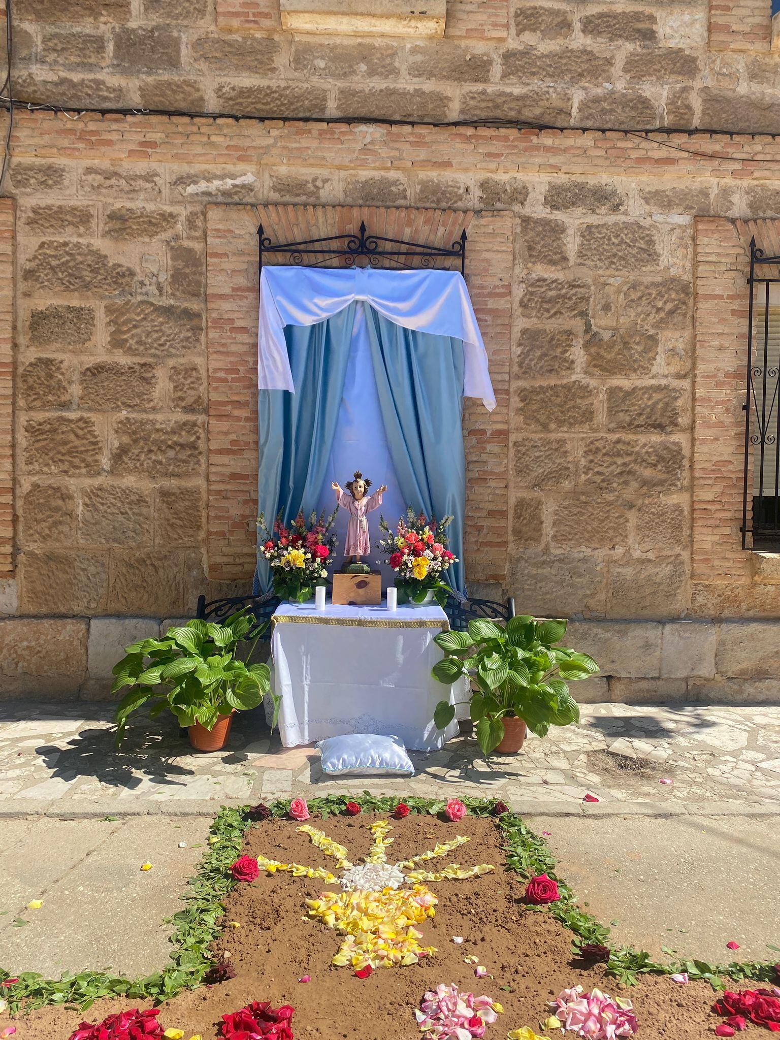 Alfombras, altares y arcos florales en la fiesta del Corpus de Berlangas de Roa