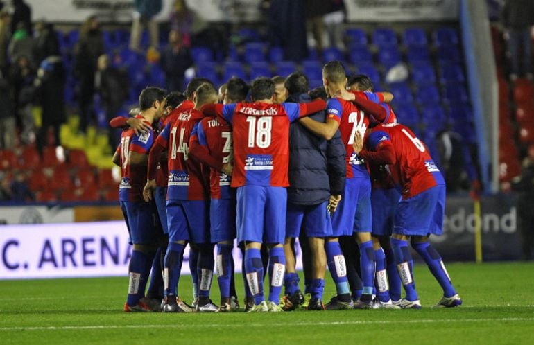 La plantilla hace piña sobre el césped