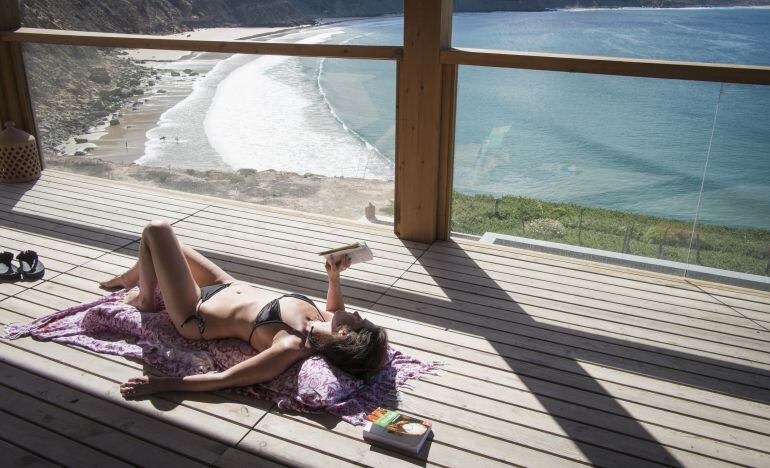 Una mujer desconecta durante sus vacaciones. 