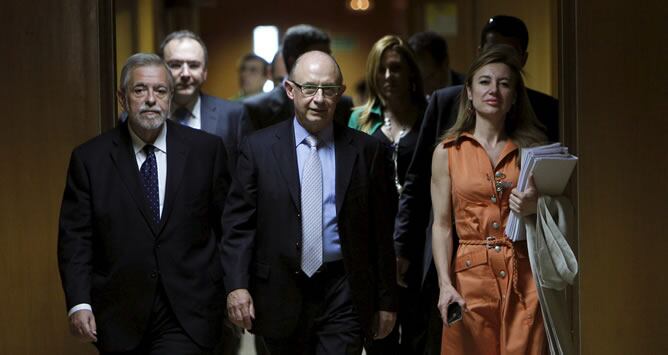 El ministro de Hacienda, Cristóbal Montoro, junto a los secretarios de Estado de Administraciones Públicas, Antonio Beteta, y Presupuestos, Marta Fernández Currás