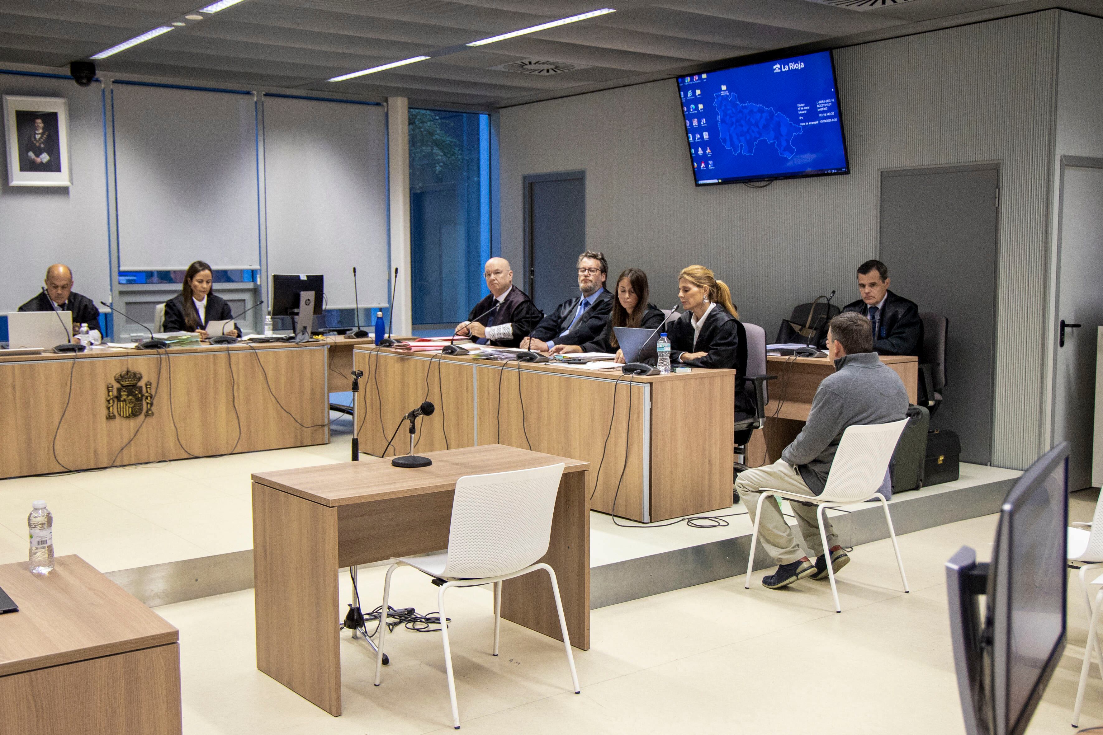 LOGROÑO, 20/10/2025.- Vista general durante la primera sesión del juicio con tribunal del jurado contra un hombre, presunto autor del asesinato con alevosía de su mujer en Logroño en 2020, por lo que el fiscal le pide 22 años de cárcel, este lunes en la Audiencia Provincial de La Rioja. EFE/ Raquel Manzanares

