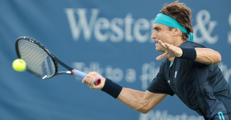 Ferrer golpea una derecha durante su partido frente a Thiem en CIncinnati