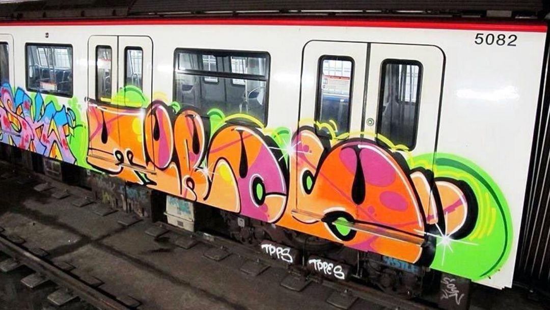 Un convoi del metro de Barcelona amb un grafiti