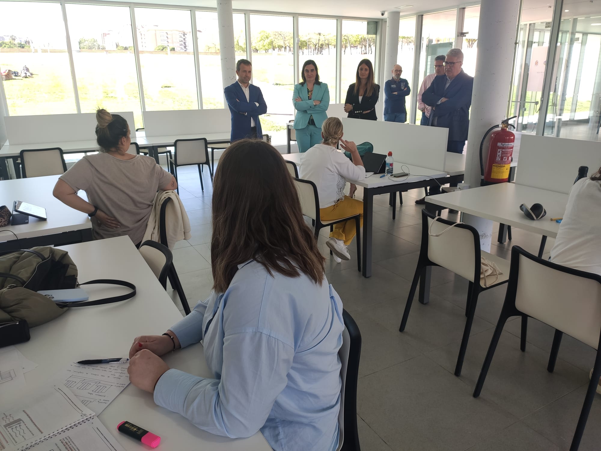 El alcalde de Jaén, Julio Millán, junto a otros miembros del equipo de gobierno visitan la sala de estudios del Bulevar