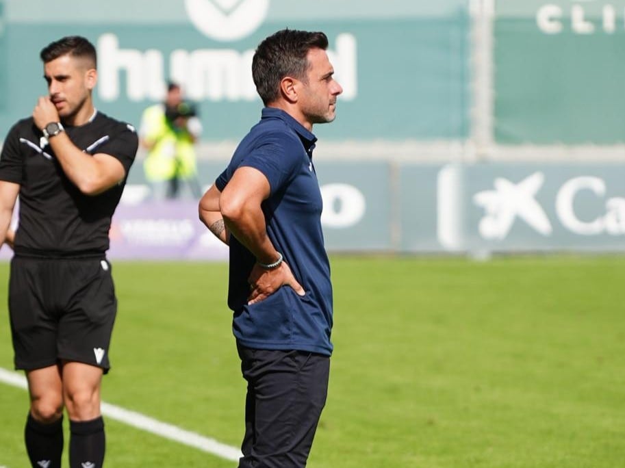 Adrián Colunga, entrenador del Real Murcia, dirige a su equipo en la ciudad deportiva del Real Betis.