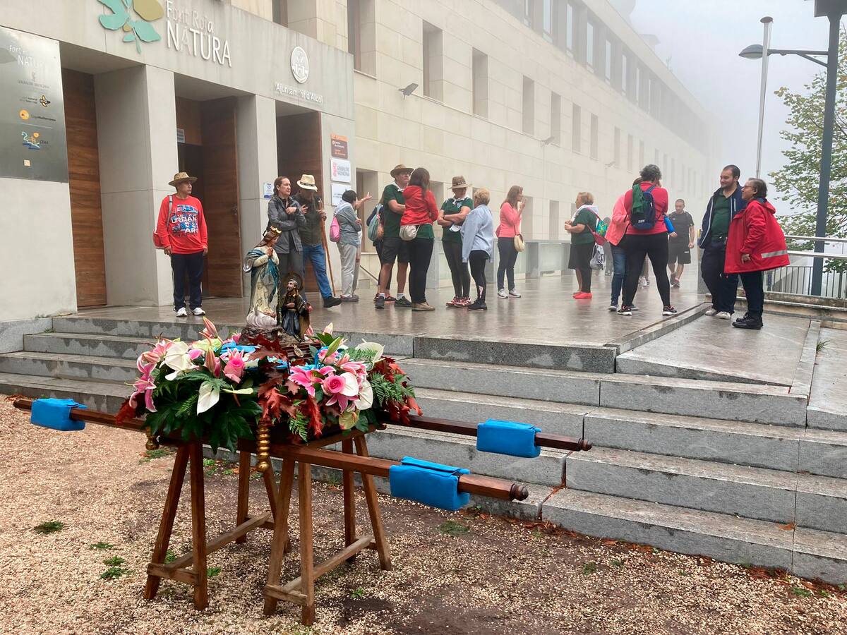 La lluvia no impide que se celebre la Romería a la Font Roja