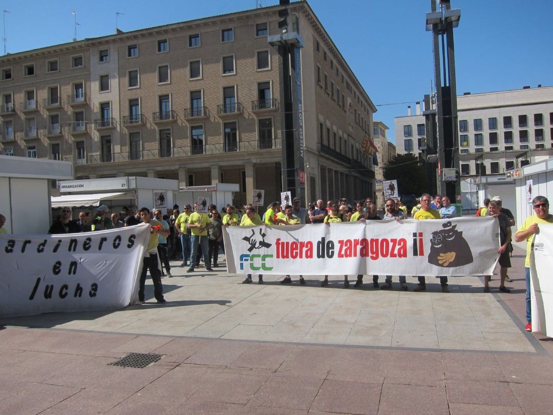 Protesta de trabajadores de FCC ante las puertas del Ayuntamiento de Zaragoza: ya llevan 4 semanas en huelga 