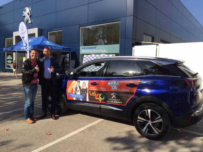 Miguel Vera, coordinador de cadenas musicales de Radio Mallorca y Pedro Llinás, gerente de Mosa Peugeot con el Peugeot 3008 customizado para el Anda Ya Show del próximo viernes 11 de noviembre.