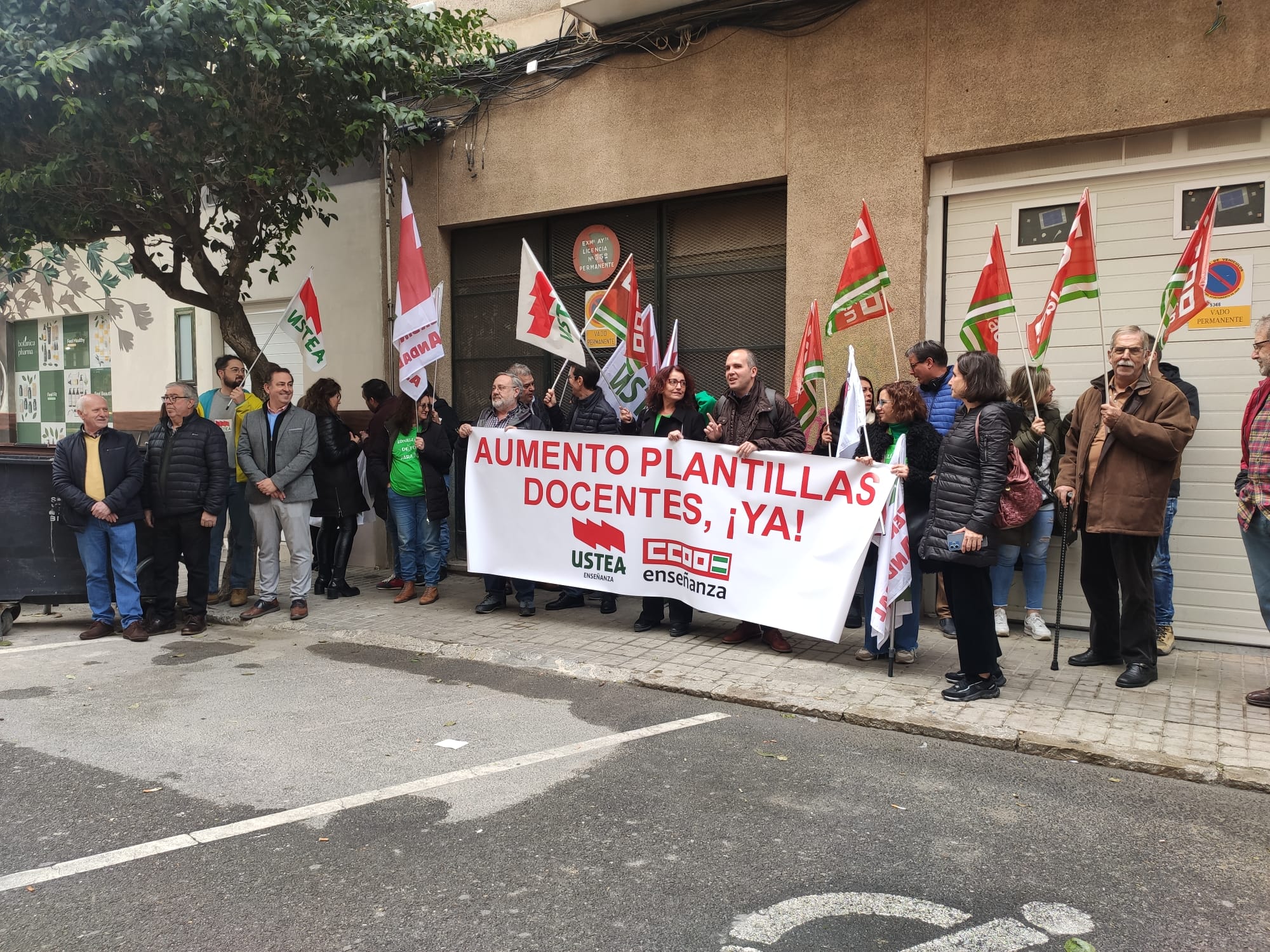 USTEA y CCOO han realizado una concentración a las puertas de la delegación de educación de la Junta en Jaén