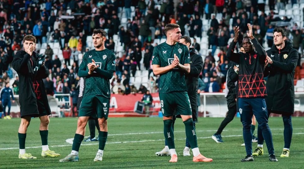 Milovanovic saludando a los seguidores del Almería entre compañeros tras un mal partido.