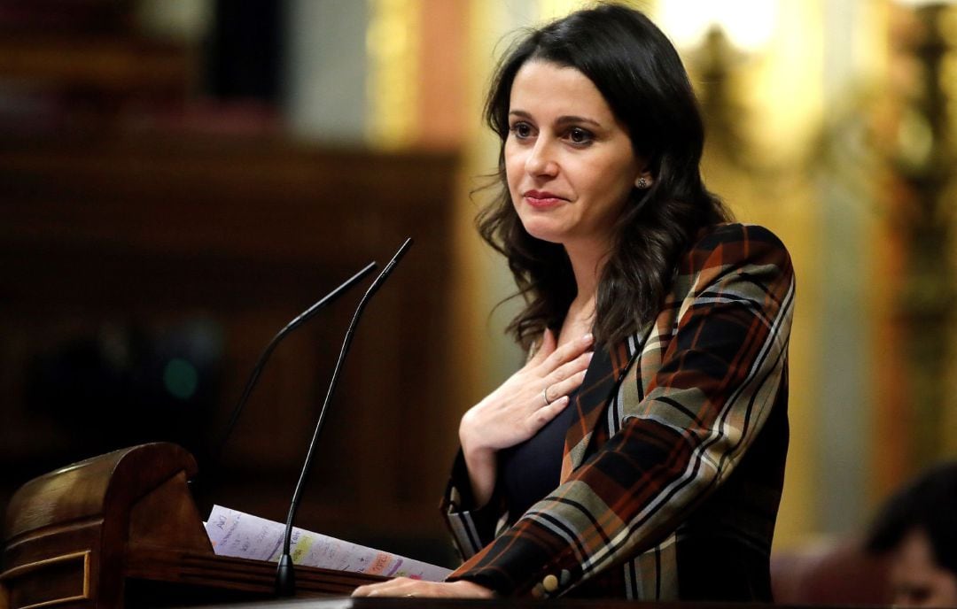  La líder de Ciudadanos, Inés Arrimadas, durante su intervención ante el pleno del Congreso de los Diputados en la primera jornada de la sesión de investidura de Pedro Sánchez como presidente del Gobierno. 