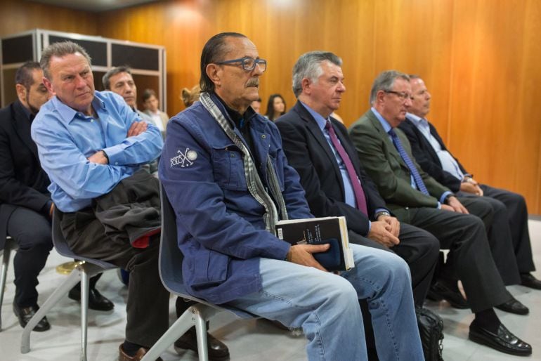 Julián Muñoz y Juan Antonio Roca, junto a otros acusados, en el juicio que se celebra en la Audiencia de Málaga 