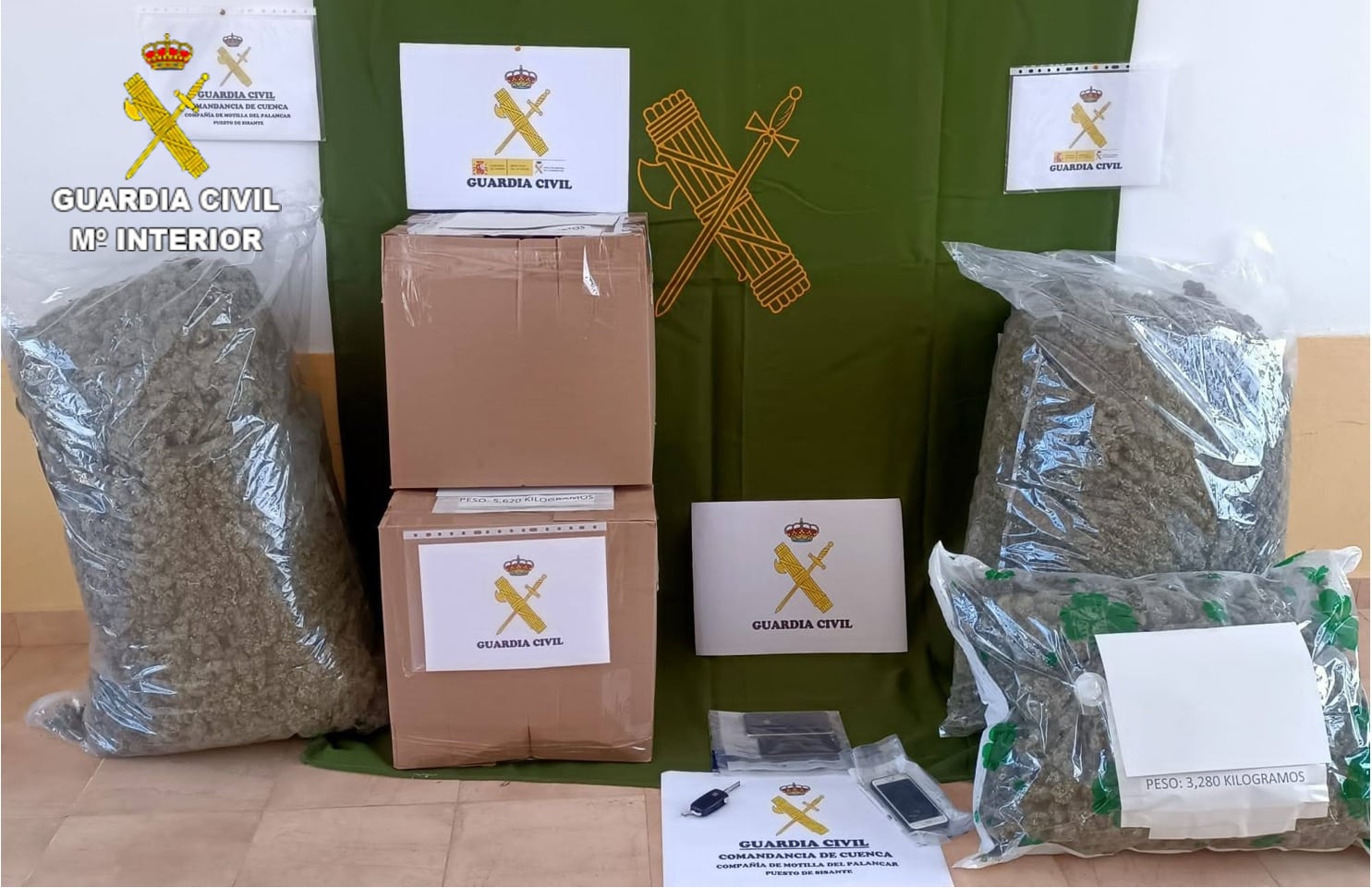 La Guardia Civil se ha incautado de unos 35 kilos de marihuana que transportaban en el coche los dos detenidos por agentes de Sisante (Cuenca)