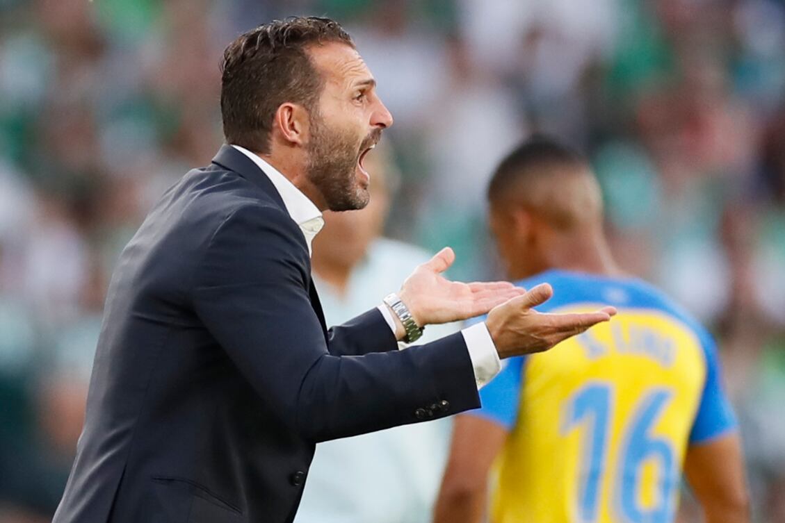 SEVILLA, 04/06/2023.- El entrenador del Valencia Rubén Baraja durante el encuentro correspondiente a la última jornada de Liga que disputan hoy domingo el Real Betis y el Valencia CF en el estadio Benito Villamarín, en Sevilla. EFE/José Manuel Vidal.